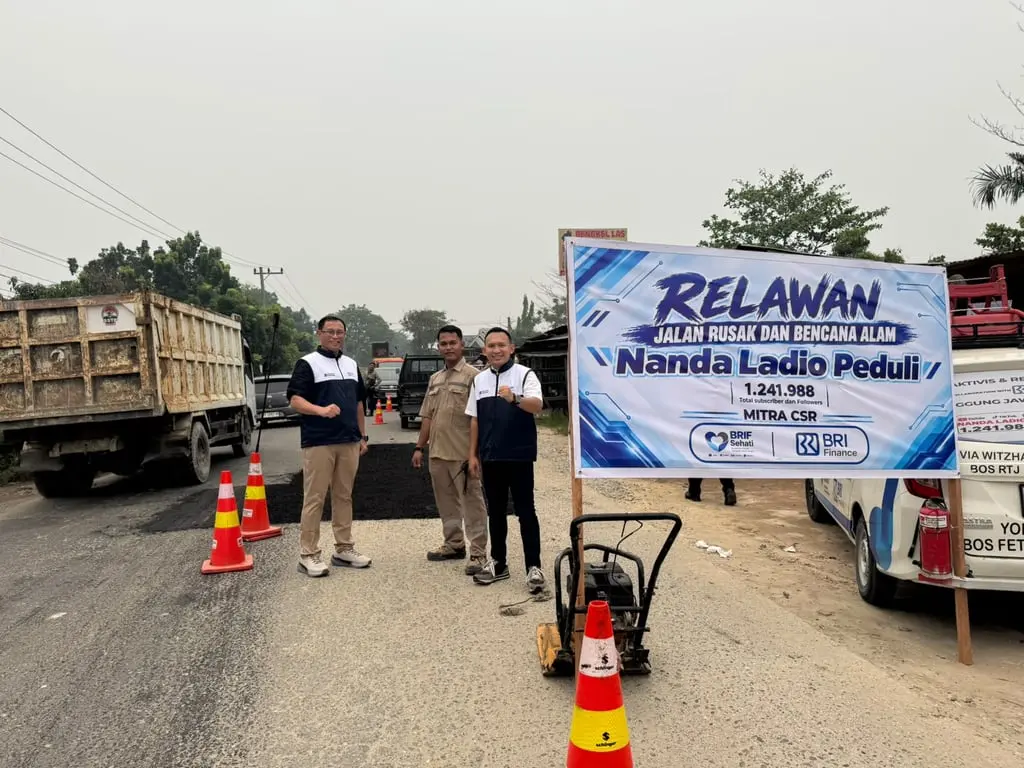 BRI Finance Gandeng Relawan Nanda Ladio Peduli untuk Perbaikan Jalan Berlubang di Pekanbaru